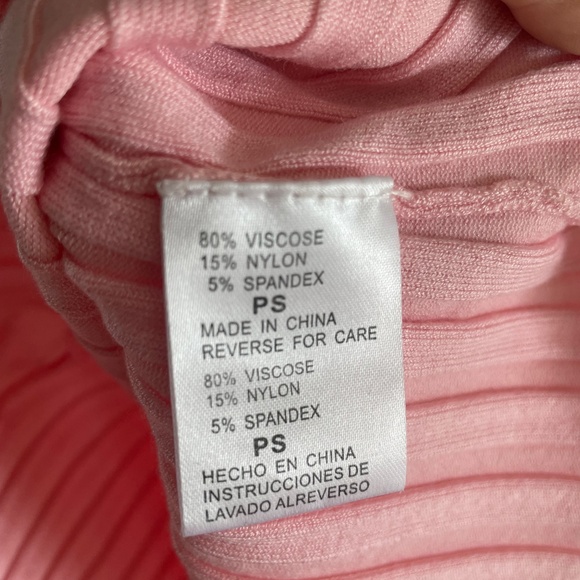 Pink v-neck knit.  Size small - Picture 5 of 5